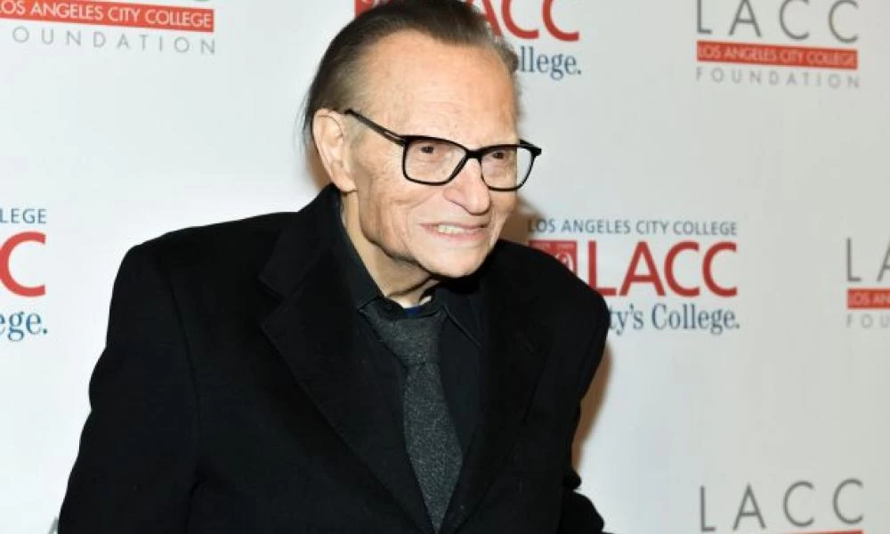 Λάρι Κινγκ: Εκτός εντατικής – Νοσηλεύεται ακόμα στο νοσοκομείο